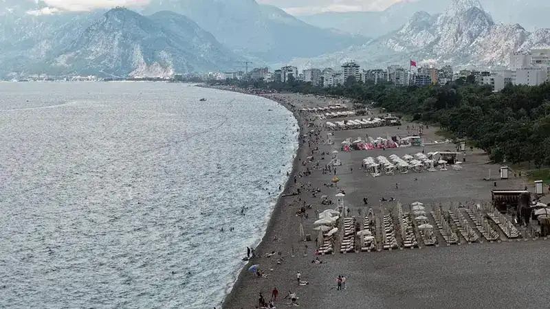 Antalya'da deniz suyu havadan sıcak