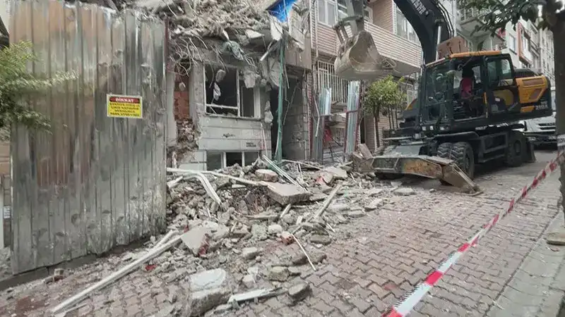Beşiktaş'ta bina yıkımı sırasında duvarında hasar oluşan apartman tahliye edildi