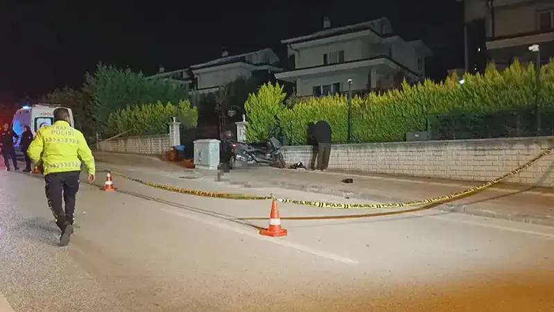 Bursa'da motosiklet kaldırıma ve elektrik panosuna çarptı: 1 ölü