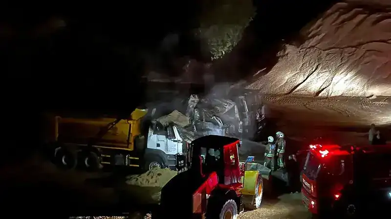 Edirne’de kum ocağında park halindeki 3 kamyon yandı