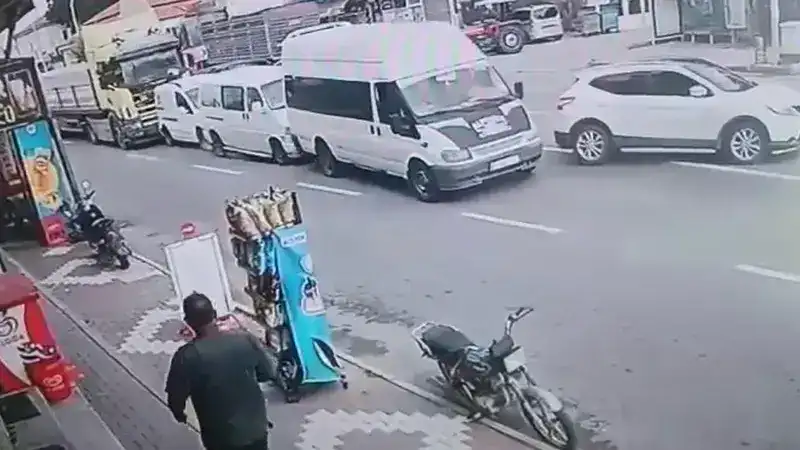 4 aracın karıştığı zincirleme kaza kamerada