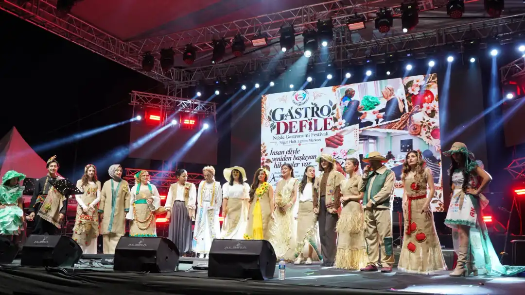 Gastronomi Festivali’nde çuval ve doğal malzemelerle defile