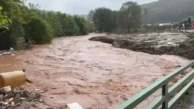 Şile'de sağanak etkili oluyor; yollar göle döndü