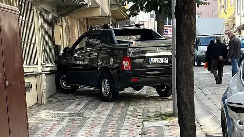 Sultangazi'de kadın sürücünün aracını park ederken çarptığı dini nikahlı eşi öldü