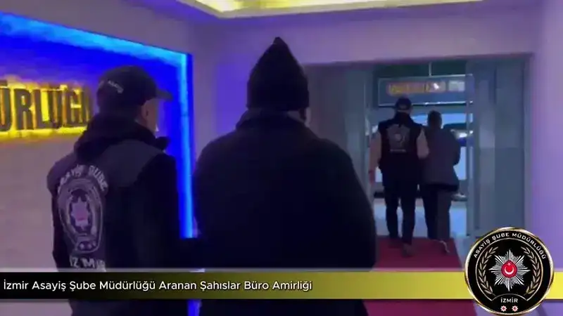 İzmir’de 9 yıldır aranan dolandırıcılıktan 28 yıla hükümlü çift aynı adreste yakalandı