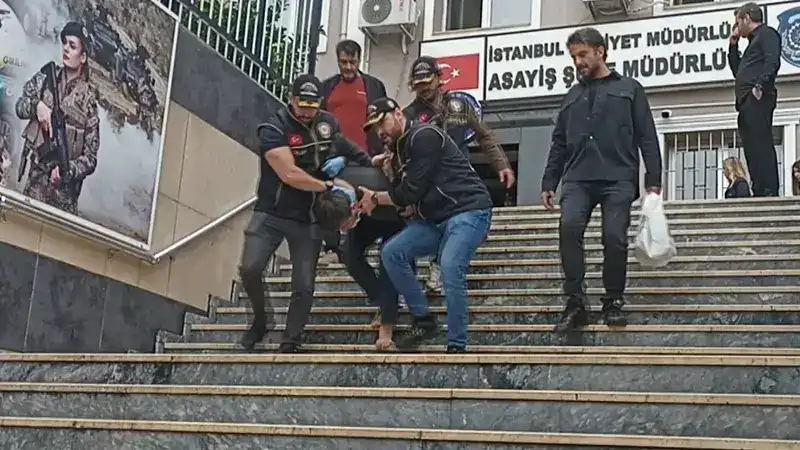 Eyüpsultan Camii'nde havaya 4 el ateş açtı; tartışma yüzüne tükürülmesiyle başlamış