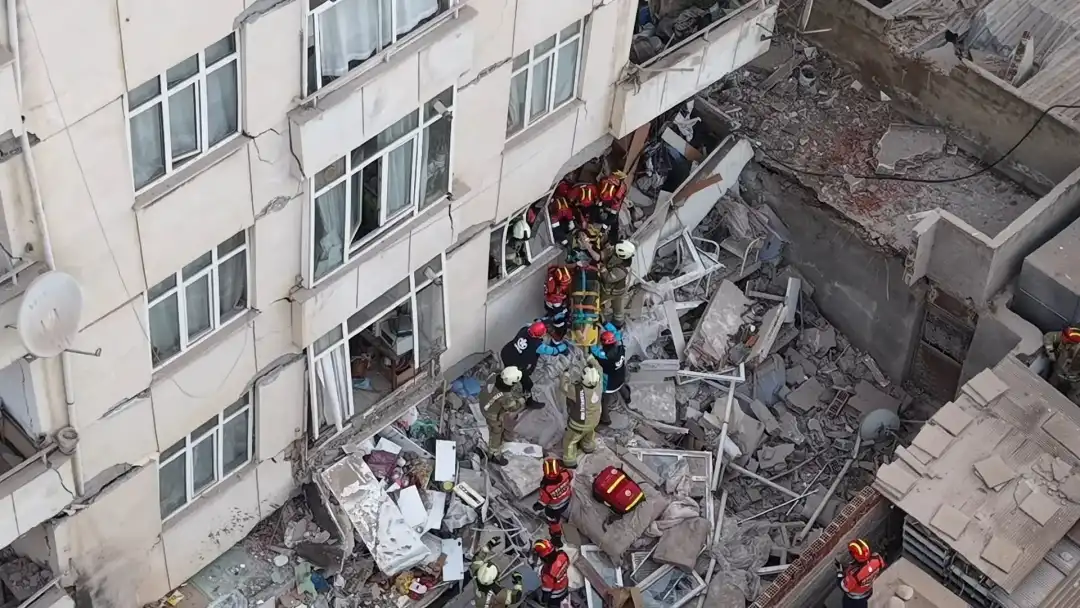Maltepe 7 katlı binada çökme; 5 kişi kurtarıldı