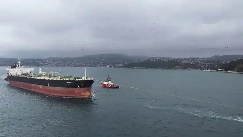 Sarıyer açıklarında karaya oturan ‘BANDA’ isimli tanker İstanbul Boğazı'ndan geçirildi