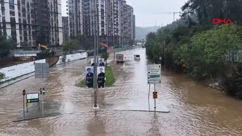 Kağıthane'de yollar göle döndü, araçlar sular altında kaldı