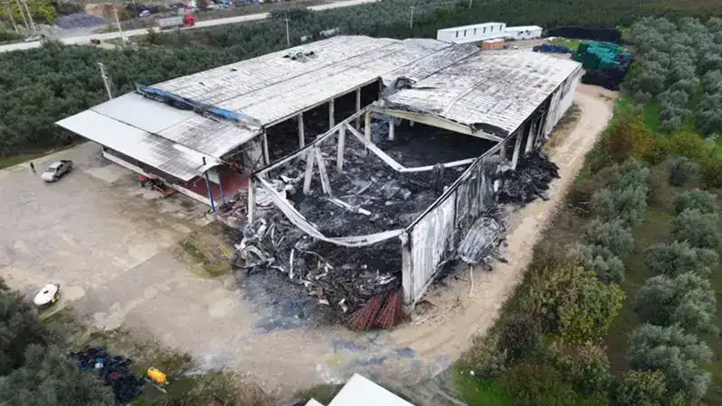 Yangında kullanılamaz hale gelen soğuk hava deposu dronla görüntülendi