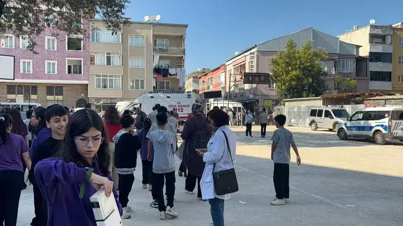 Ortaokulda 12 öğrenci zehirlenme şüphesiyle hastaneye kaldırıldı