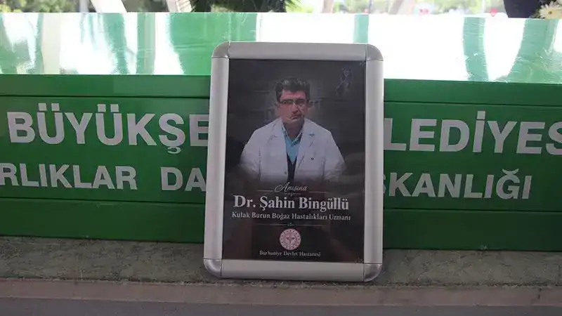 Teknenin batmasıyla hayatını kaybeden doktor, memleketinde toprağa verildi