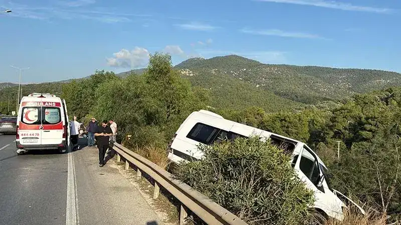 Sürücüsünün makas attığı otomobil, minibüsle çarpıştı; kaza kamerada