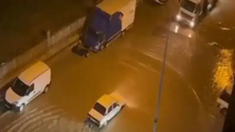 Malatya'da sağanak nedeniyle yollarda su birikintileri oluştu