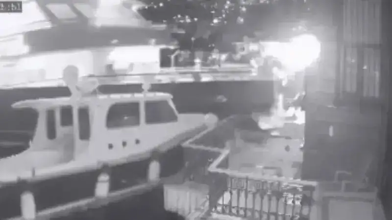 Üsküdar'da yolcu vapuru yalıya çarptı