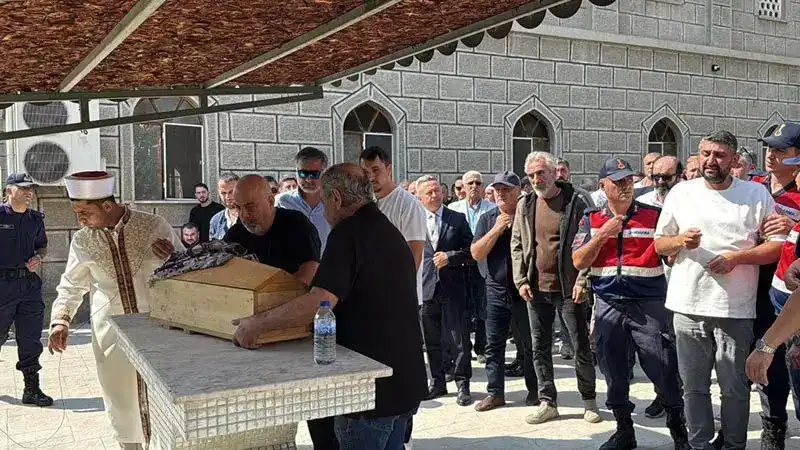 Umay bebek, annesinin yanına defnedildi