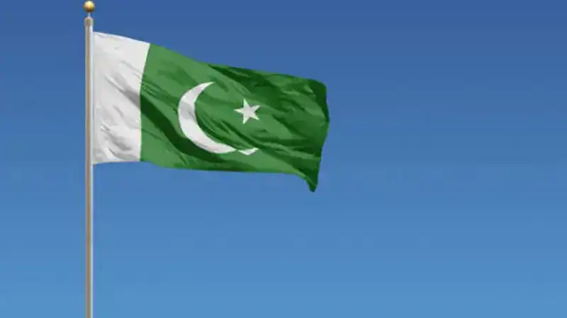 Pakistan'da yolcu otobüsü devrildi: 10 ölü, 32 yaralı