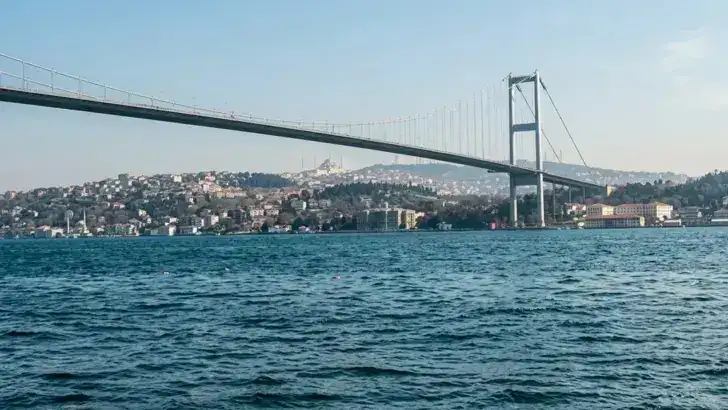 İstanbul Boğazı'nda gemi trafiği askıya alındı
