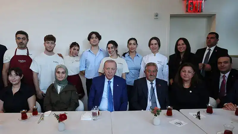 Cumhurbaşkanı Erdoğan, New York'ta kafede vatandaşlarla bir araya geldi