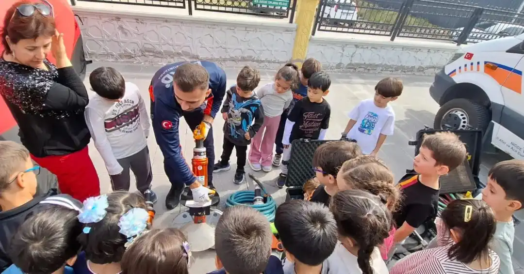 Miniklere afet farkındalık eğitimi