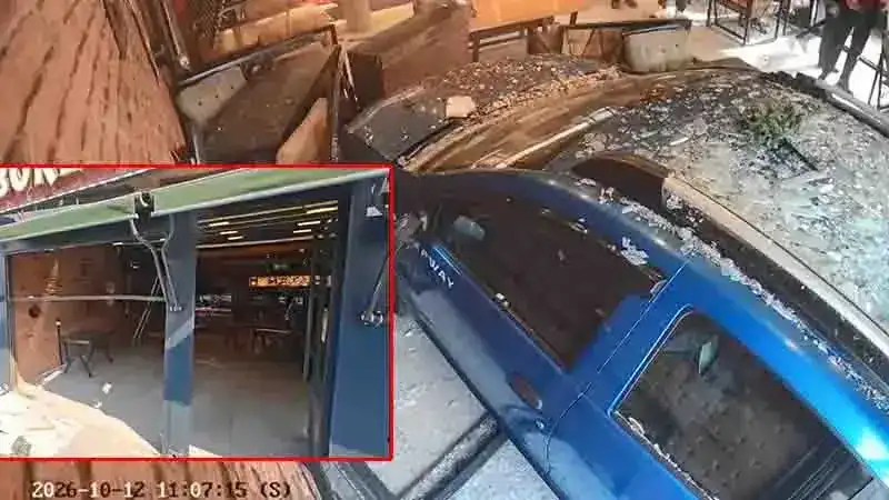 Esenyurt'ta otomobil park halindeki araca çarpıp börekçiye girdi