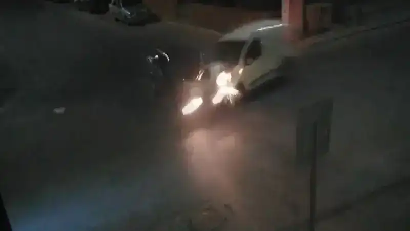 Hafif ticari araç ile otomobilin çarpışması kamerada; 2 yaralı