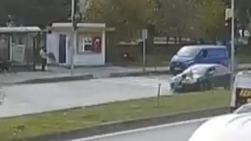 Bisikletli çocuğa otomobil çarptı; kaza kamerada