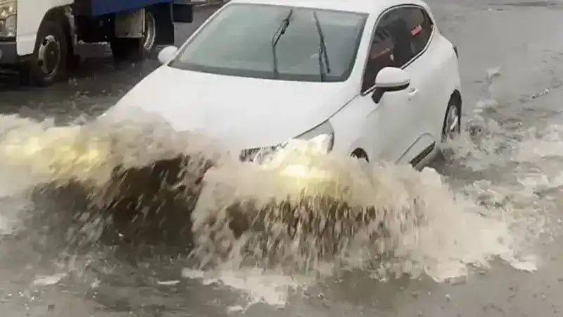 Esenler’de sağanakta caddeleri su bastı