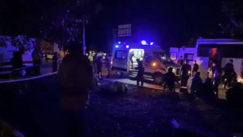 Tarım işçilerini taşıyan midibüs ile TIR çarpıştı: 17 yaralı