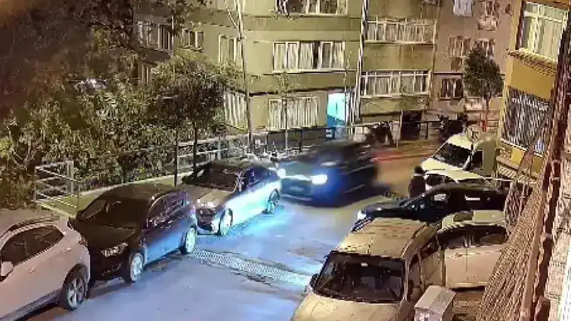 Şişli’de 'dur' ihtarına uymayan alkollü sürücü park halindeki araçlara çarptı