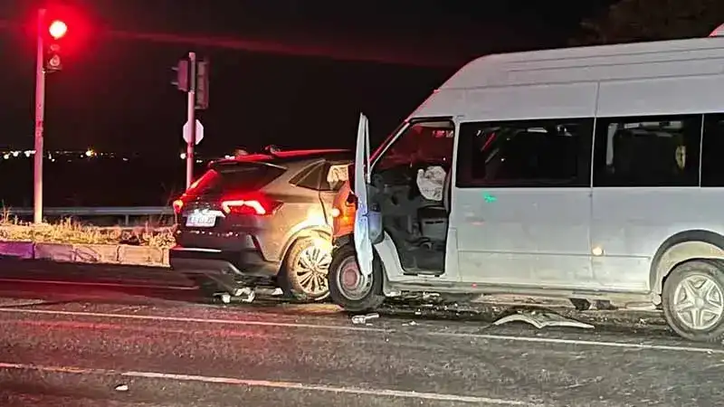 Adıyaman’da otomobil ile minibüs çarpıştı; 15 yaralı