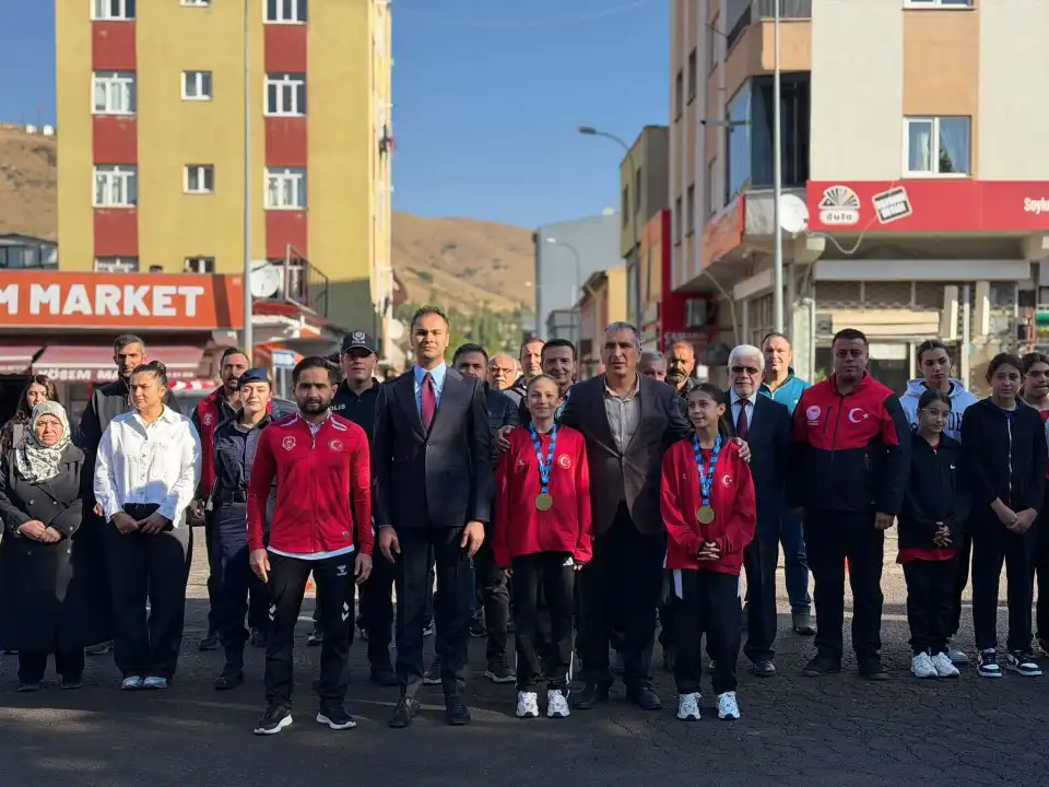 Balkan şampiyonu güreşçiler coşkuyla karşılandı