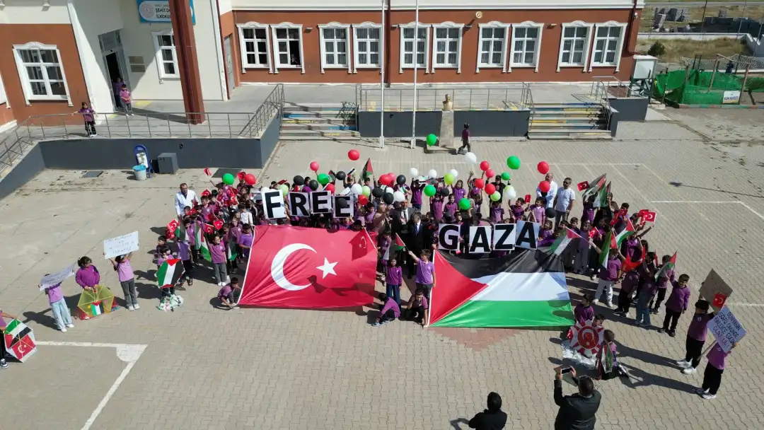 Şarkışla'da Filistinli çocuklar için balon bırakıldı