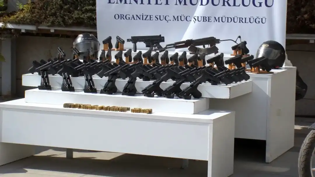 Suç örgütü operasyonlarında ele geçirilenler emniyette sergilendi