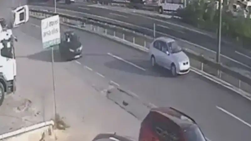 Silivri'de 4 aracın karıştığı zincirleme kaza kamerada: 3 yaralı