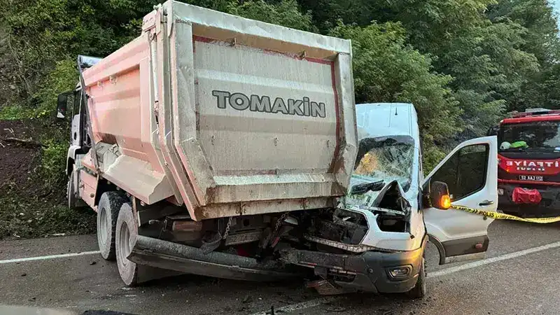 Ordu’da yolcu minibüsü kamyonla çarpıştı: 1 ölü 23 yaralı