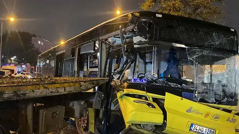 Bağcılar'da İETT otobüsü park halindeki çekiciye çarptı