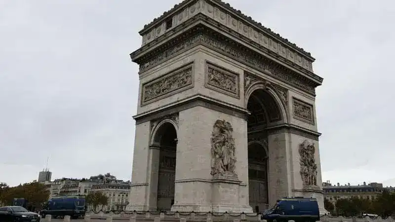 Paris'te kısmi sokağa çıkma yasağı uygulanacak