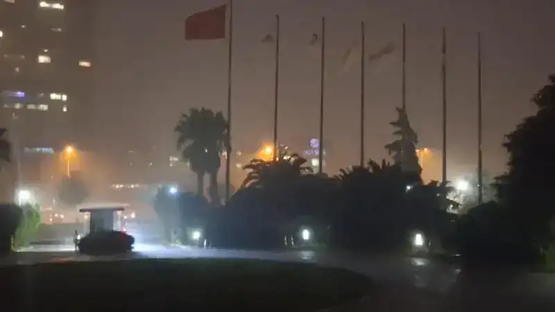 İstanbul'da sağanak etkili oluyor; yollar göle döndü