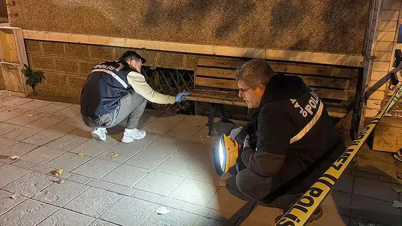 Kaldırımda yürürken motosikletten açılan ateşle yaralandı