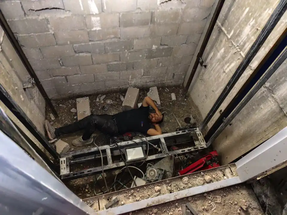 Nevşehir'de inşaatta asansör boşluğuna düşen 2 işçi yaralandı