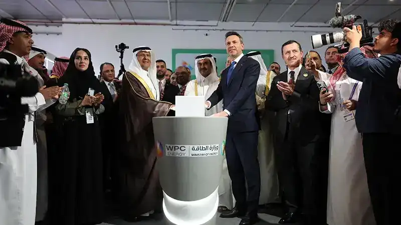 Bakan Bayraktar, Suudi Arabistan Enerji Bakanı Al Saud ile fuar açılışı yaptı