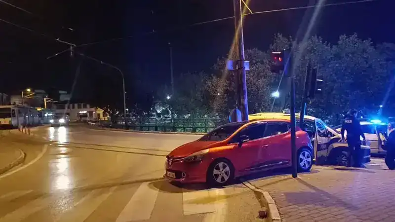 Bursa’da polisten kaçarken trafik lambasına çarpan alkollü sürücüye 420 bin lira ceza