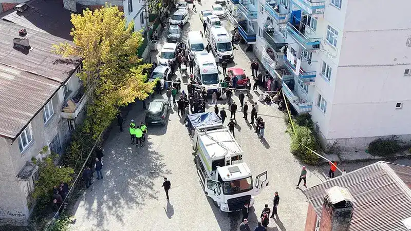 Çöp kamyonunun çarptığı 2 çocuk annesi öldü