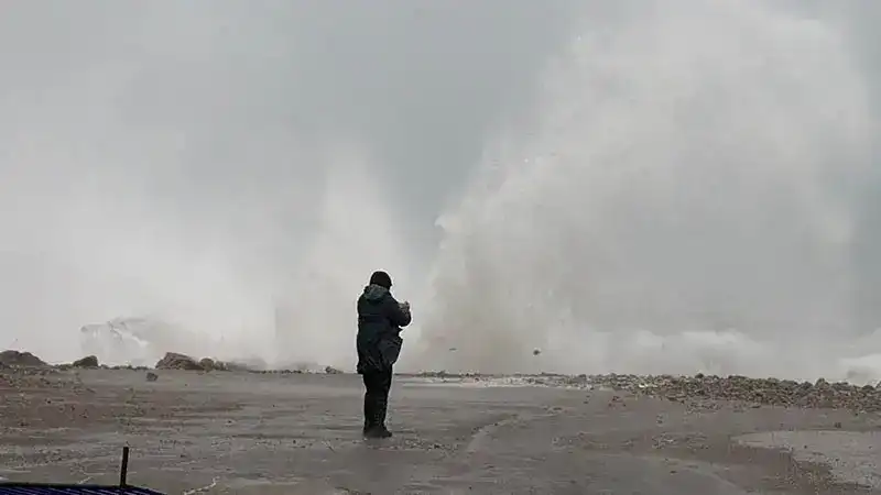 Amasra'da fırtına; dalga boyu 6 metreye ulaştı