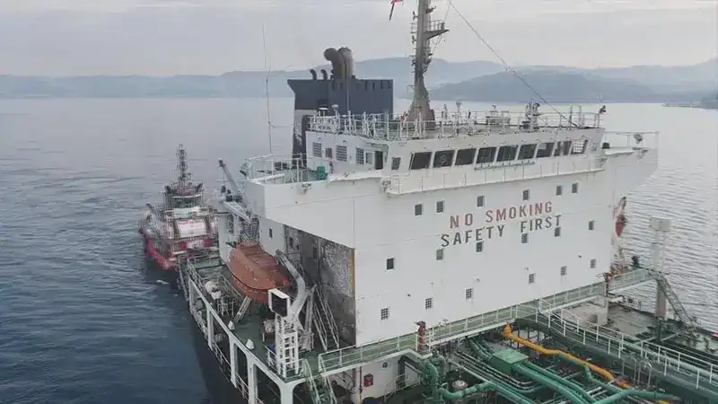 İstanbul Boğazı 'AK ANA' isimli tankerin geçişi nedeniyle gemi trafiğine kapatıldı