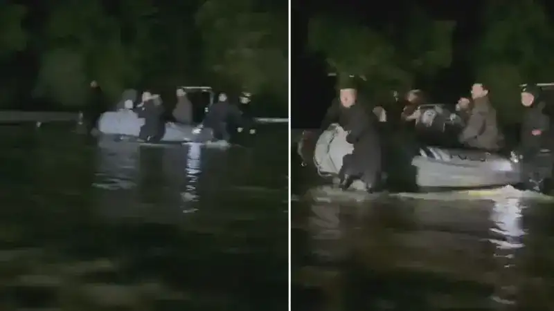 Ayazağa'da iş yerlerinde mahsur kalanlar tekne ve botlarla kurtarıldı