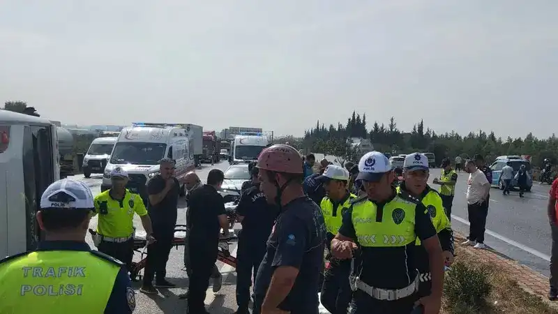 Midibüs, kaygan yolda devrildi; yaralılar va