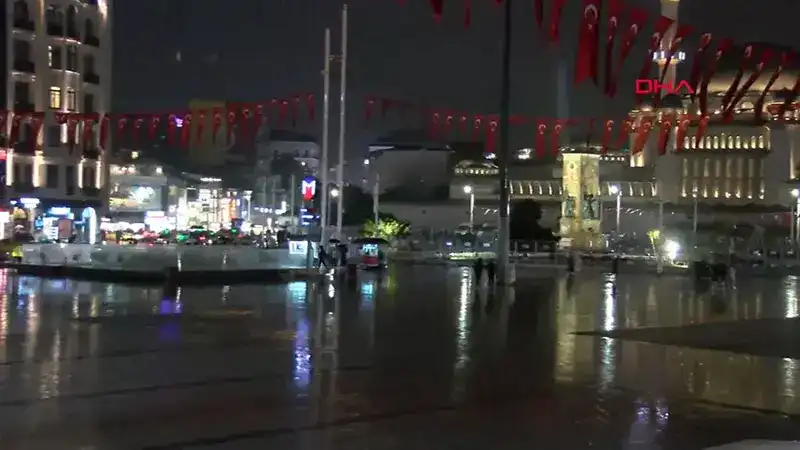 Taksim'de yağış etkili oldu