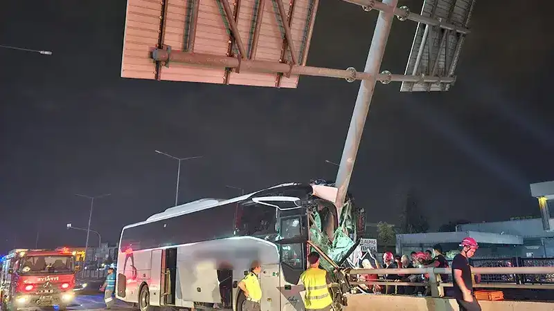 Yolcu otobüsü yön tabelasının direğine çarptı: 11 yaralı